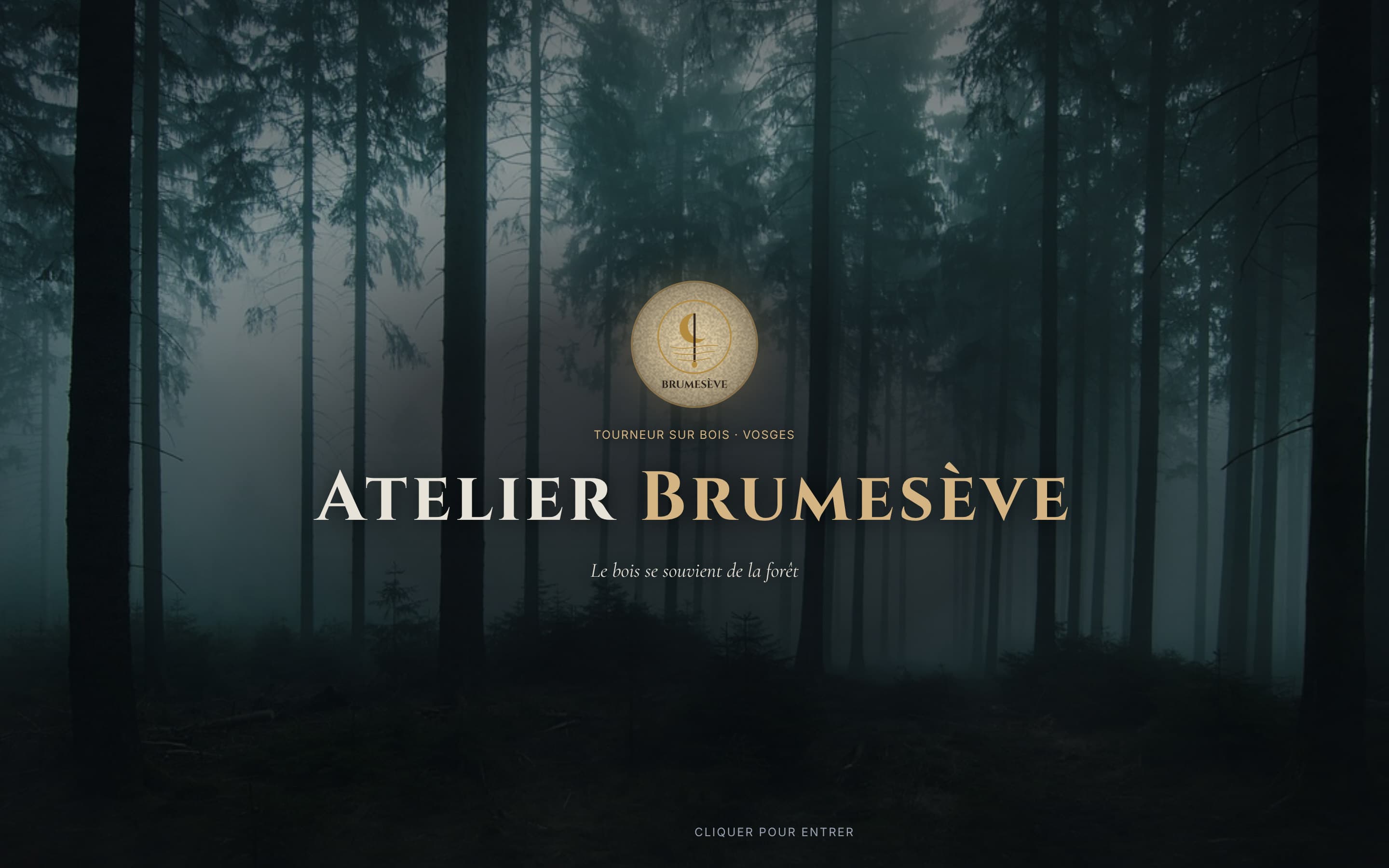 Écran d’ouverture de la boutique : logo de l’atelier et devise au milieu d’une forêt brumeuse