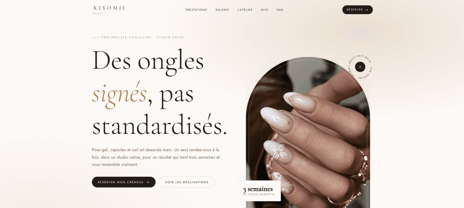 Maquette de site web pour prothésiste ongulaire et studio de nail art — page d’accueil Kiyomii Beauty